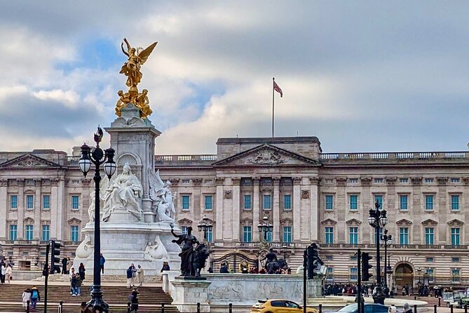 Small Group Walking Tour of 25 London Landmarks and Palaces - Group Size and Accessibility