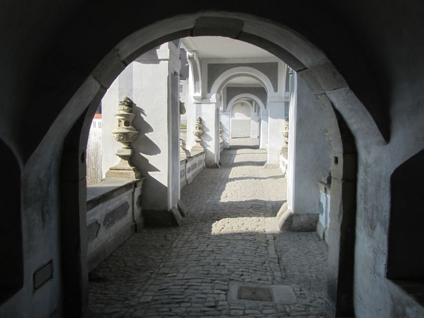 Czech Krumlov: 2 Hour Private Walking Tour With Guide - Wheelchair Accessible Guided Experience