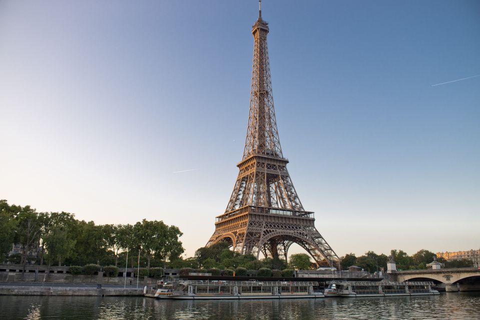 Paris: Illuminations River Cruise With Audio Commentary - Inclusions and Amenities