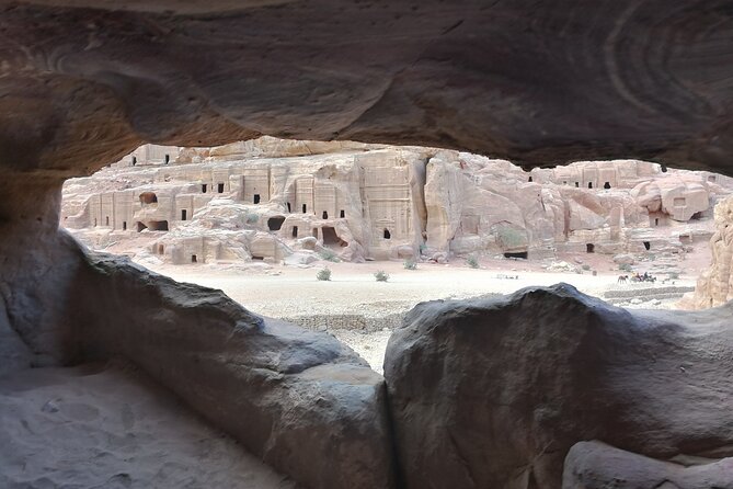 Private Petra Back Entrance Tour With Guide . - Stunning Scenery