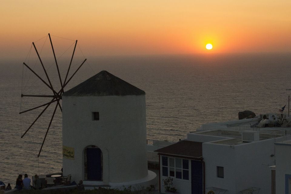 Santorini: Oia Cultural Highlights Sunset Walking Tour - Guided Tour Experience