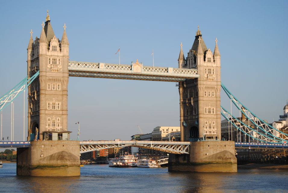 London: Private Walking Tour to Best Christmas Sites - Covent Gardens Festive Streets