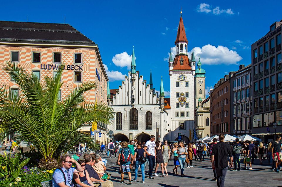 Munich: City Tour - Eisbachwelle Surf - FC Bayern - Marienplatz - Allianz Arena and FC Bayern