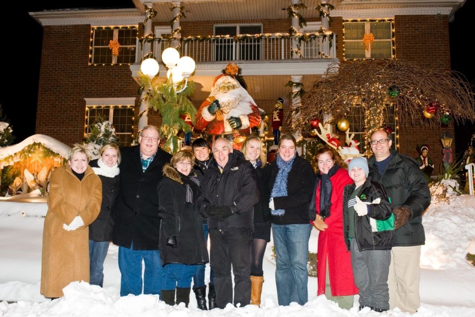 From Manhattan: 4-Hour Christmas Lights Luxury Bus Tour - Scenic Drive