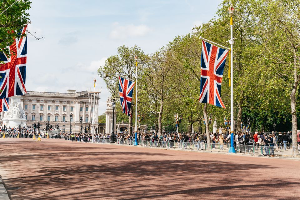 London: Changing of the Guard Walking Tour Experience - Quintessential London Tradition