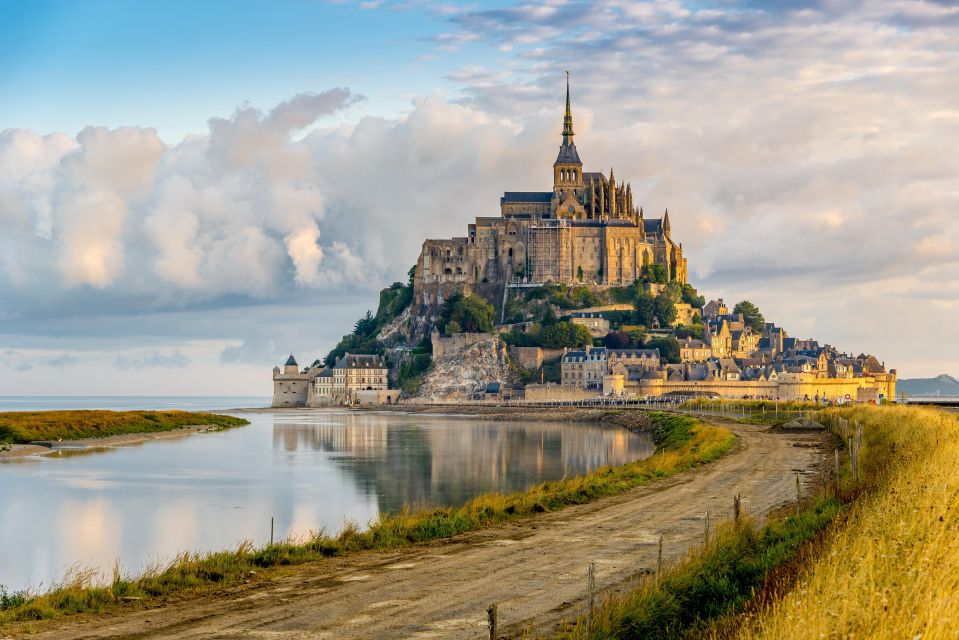 Mont-St-Michel: Small Group Guided Tour With Abbey Ticket - Exploring the Medieval Village