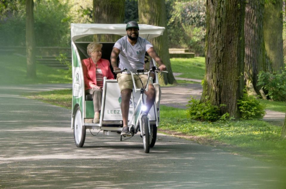 Münster: Private Guided Rickshaw City Tour - Discovering Münster Cathedral and Schloss