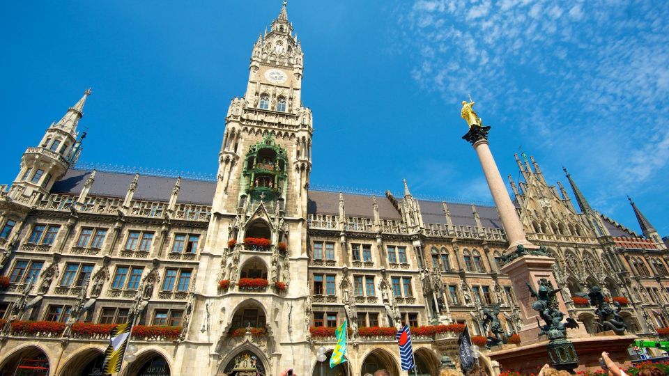 Munich: City Tour - Eisbachwelle Surf - FC Bayern - Marienplatz - Key Points