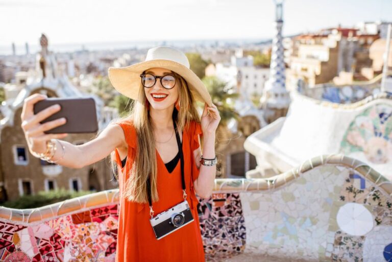 Barcelona: Park Güell Fast Track Guided Tour Park Güell Tour Overview