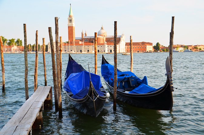 Classic 30-Minute Gondola Ride in Venice - Overview of the Gondola Ride