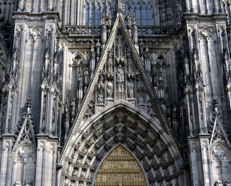 Cologne: Old Town Historical Walking Tour With Geo Epoche Tour Overview