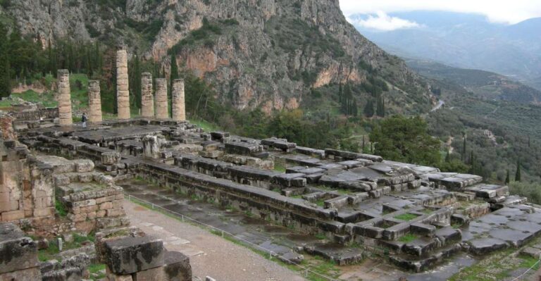 Delphi: Spanish Guided One Day Tour Tour Overview