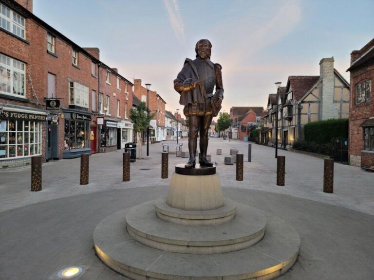 Explore Stratford Upon Avon: A Self Guided Audio Tour Discover Shakespeares Birthplace