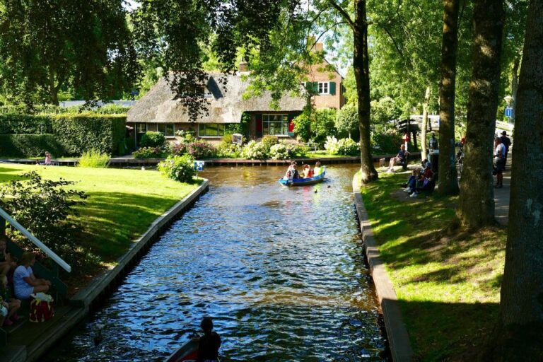 Giethoorn: 1 Hour Luxury Private Boat Tour With Local Guide Tour Overview