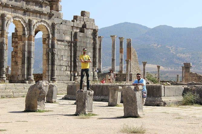 Happy Day Trip of Volubilis and Meknes From Fez - Exploring Volubilis