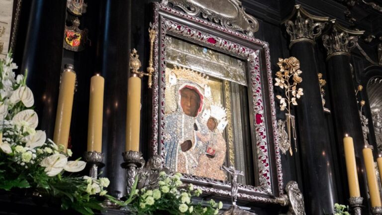 Krakow: Black Madonna Of Częstochowa & Home Of John Paul Ii Tour Overview