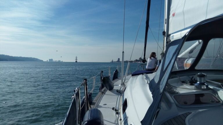 Lisbon: 2 Hour Sailing Yacht Cruise & Guided Tour W/2 Drinks Tour Overview