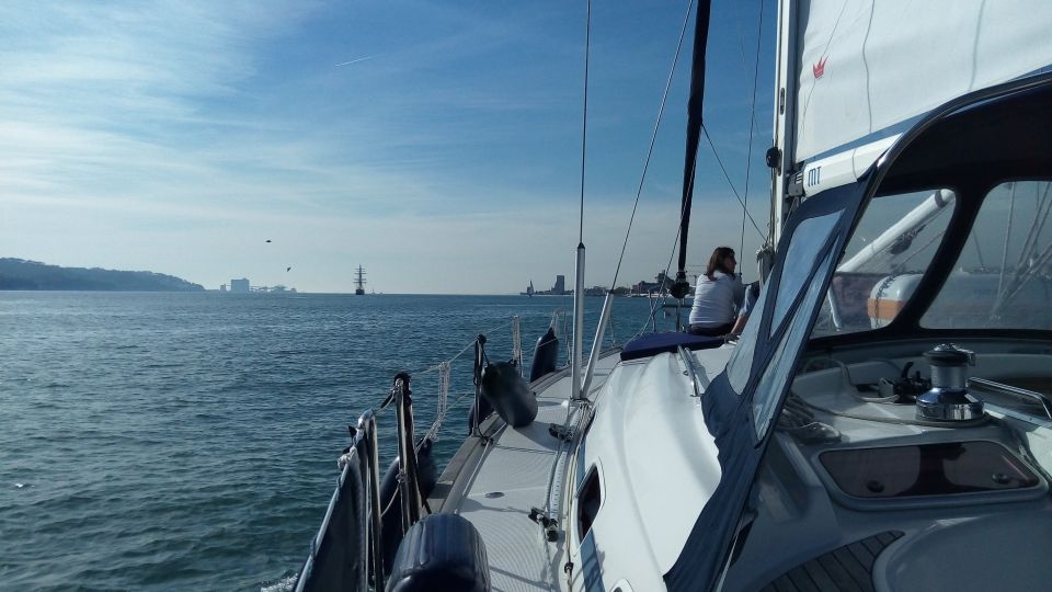 Lisbon: 2-Hour Sailing Yacht Cruise & Guided Tour W/2 Drinks - Tour Overview