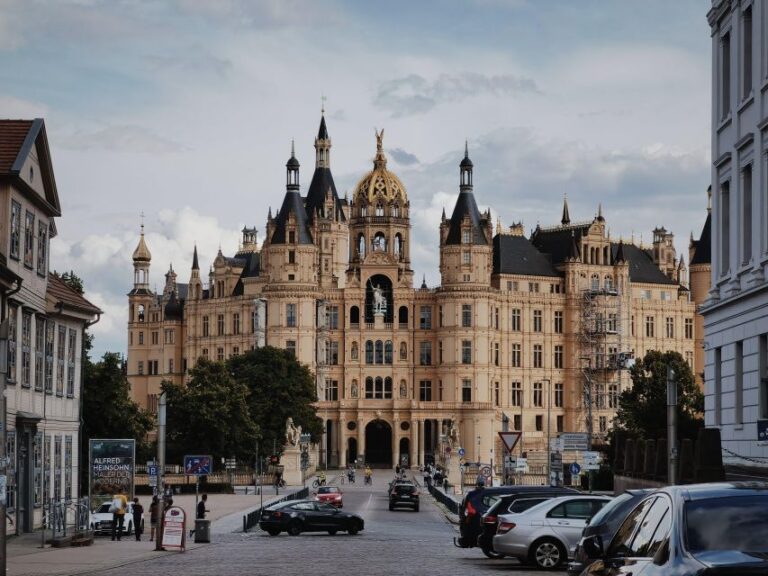 Schwerin: Private Guided Walking Tour Schwerin: The Smallest Land Capital