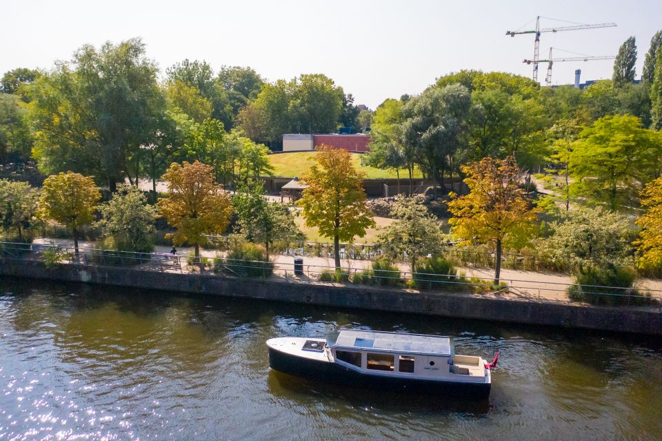 Amsterdam: Boat Cruise With Drinks and Nibbles - Boat Features