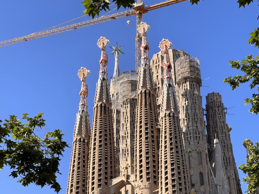 Barcelona: Gaudí & Sagrada Familia Guided Tour - Inclusions and Accessibility