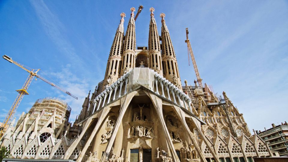 Barcelona & Sagrada Familia Half-Day Tour With Hotel Pickup - Itinerary Highlights