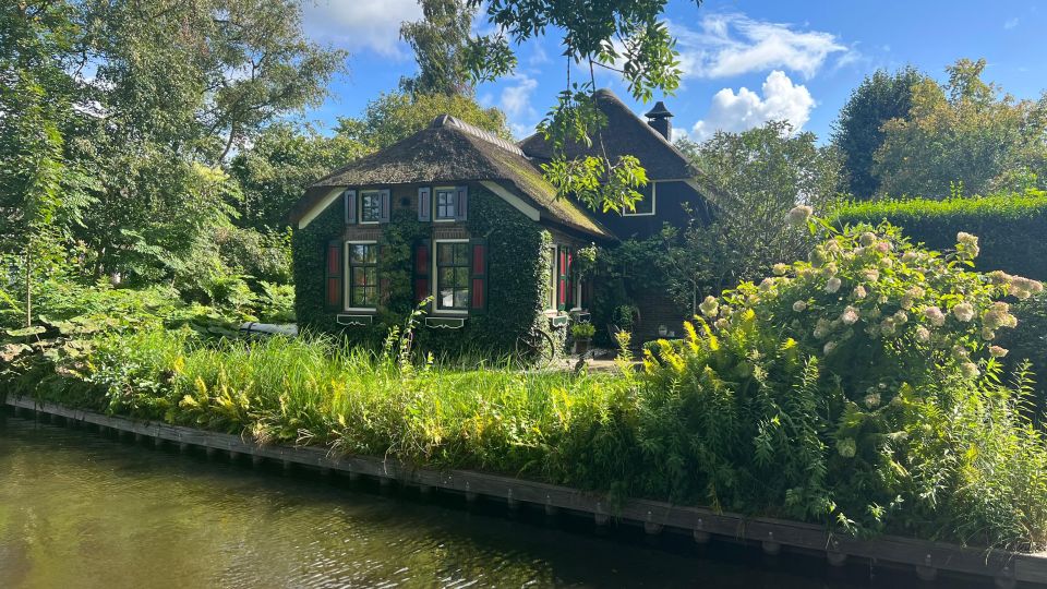 Giethoorn: Highlights & History Self-Guided Walking Tour - Tour Experience