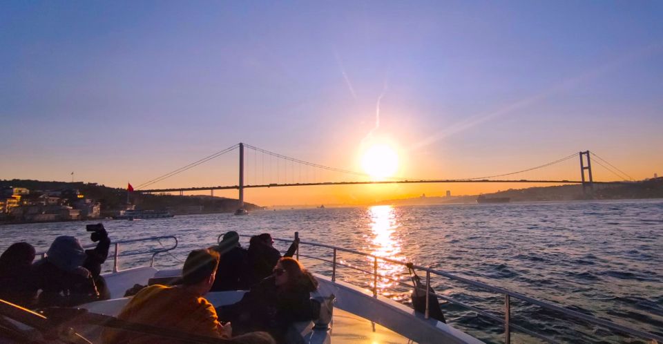 Istanbul: Bosphorus Sunset Cruise With Dinner - Dining Experience