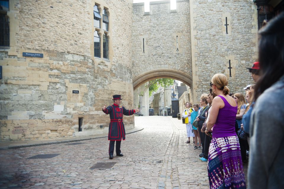 London: Tower of London & Changing of the Guard Experience - Exploring the Tower of London