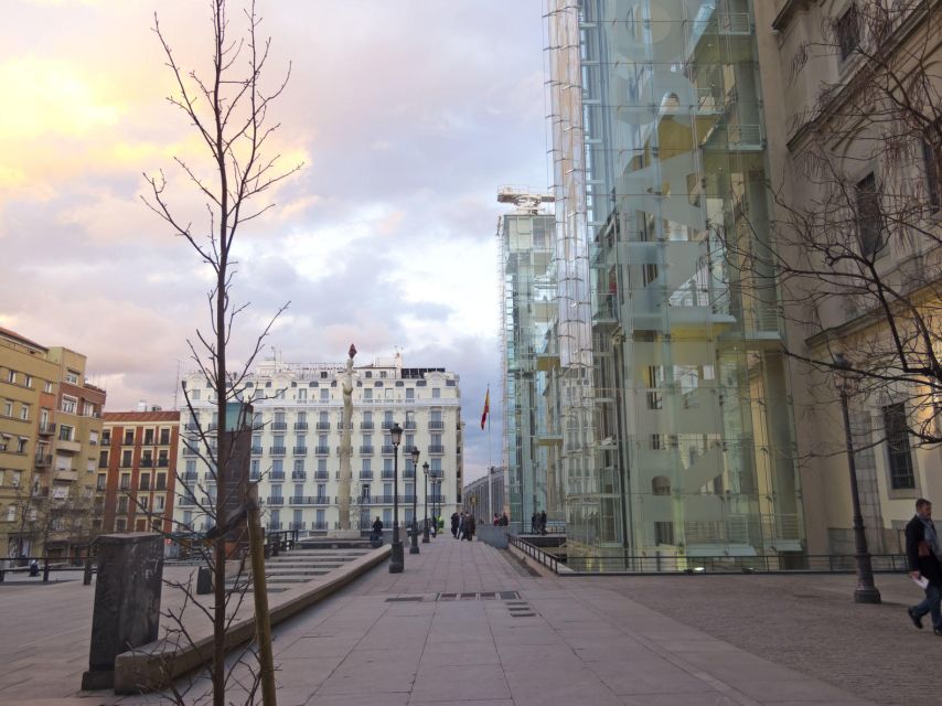 Madrid: Guided Visit to Reina Sofia Museum- SMALL GROUP - Highlights of the Guided Visit