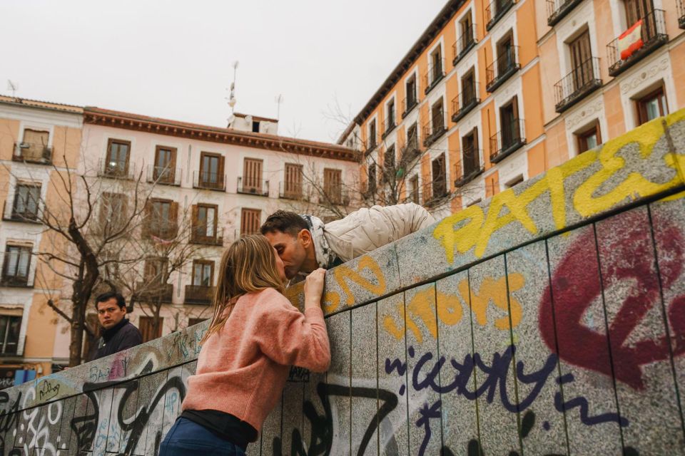 Madrid: Proposal Photoshoot for Couples - Photographic Walking Tour