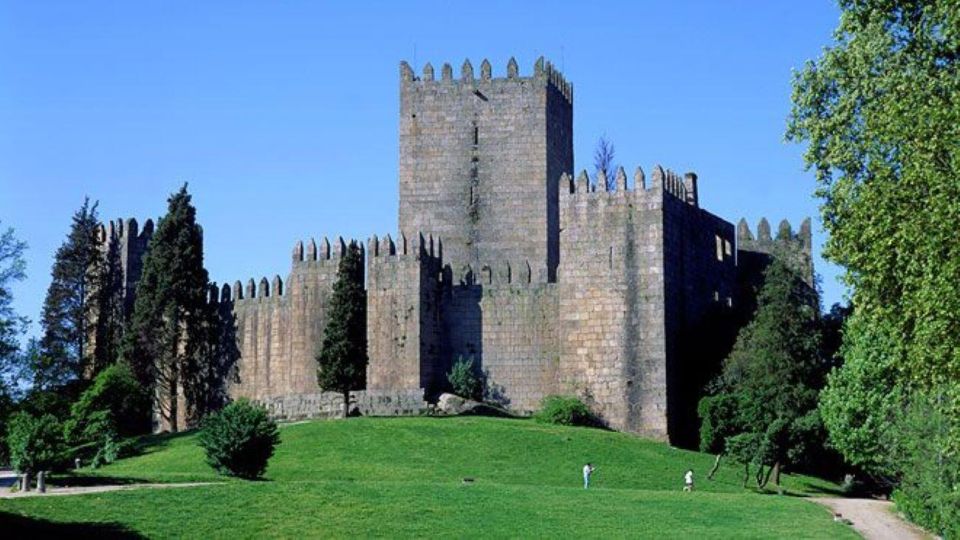 Porto: Braga & Guimarães Private Tour - Panoramic Mountain Views