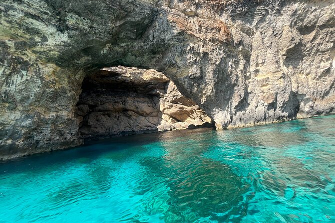 Private Boat Charter: Gozo, Comino, Blue Lagoon, Crysral Lagoon - Meeting Points and Logistics