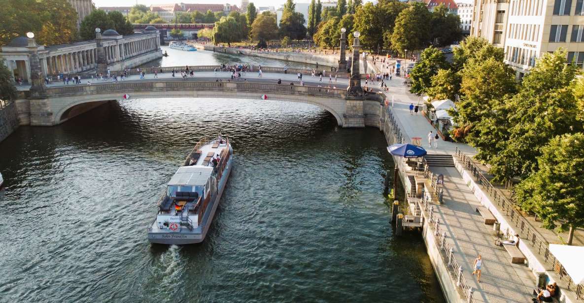 Berlin: Evening Sightseeing River Cruise on the Spree - Amenities and Features