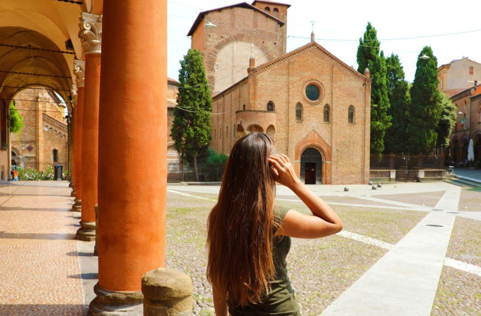 Bologna: Walking In-App Audio Tour on Your Phone (ENG) - Iconic Two Towers of Bologna