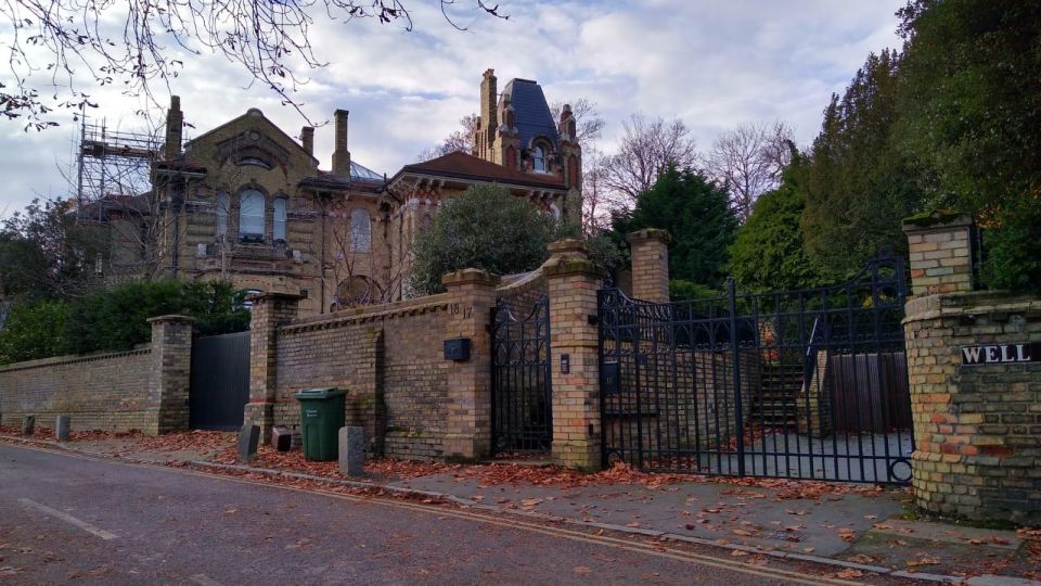 Celebrity Homes Tour of Hampstead - Explore Iconic Residences