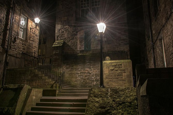 Edinburgh 2 Hour Nighttime Ghost Tour With Italian Tour Guide - Meeting and End Points