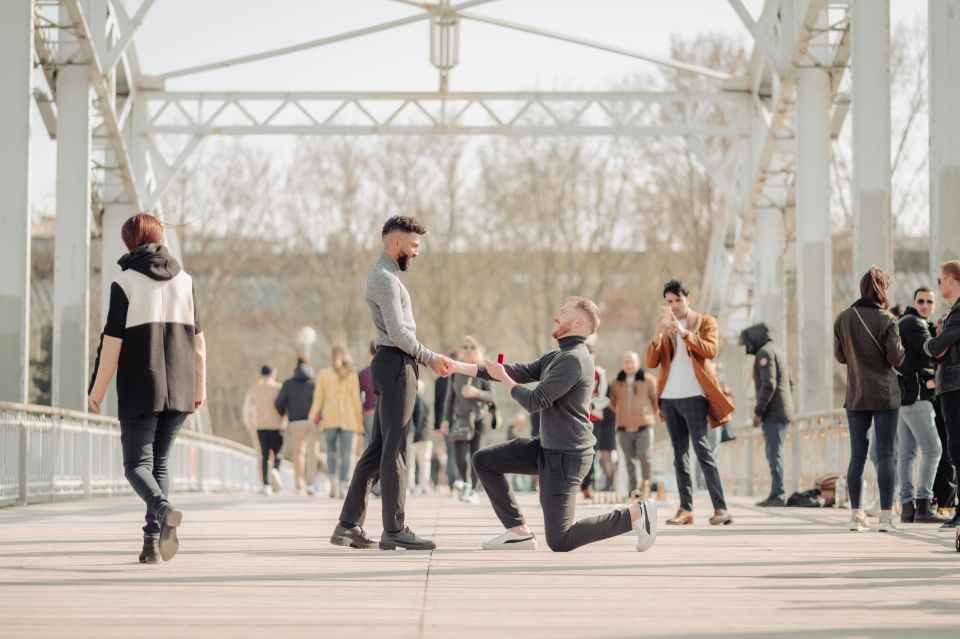 Eiffel Tower Proposal Lgbtqia+ / 1h Photographer - Parisian Ambiance