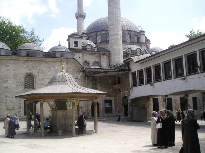 Istanbul: Eyup – The Ottoman District Walking Tour - Admiring Zal Mahmut Pasha Mosque