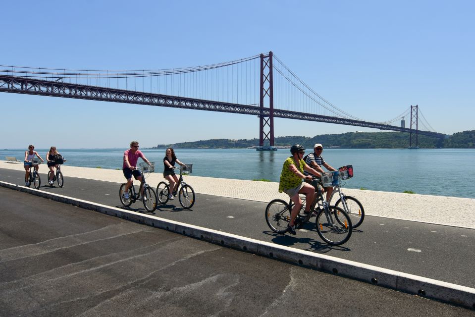 Lisbon: Riverside Light Bicycle Tour in Dutch - Route and Highlights