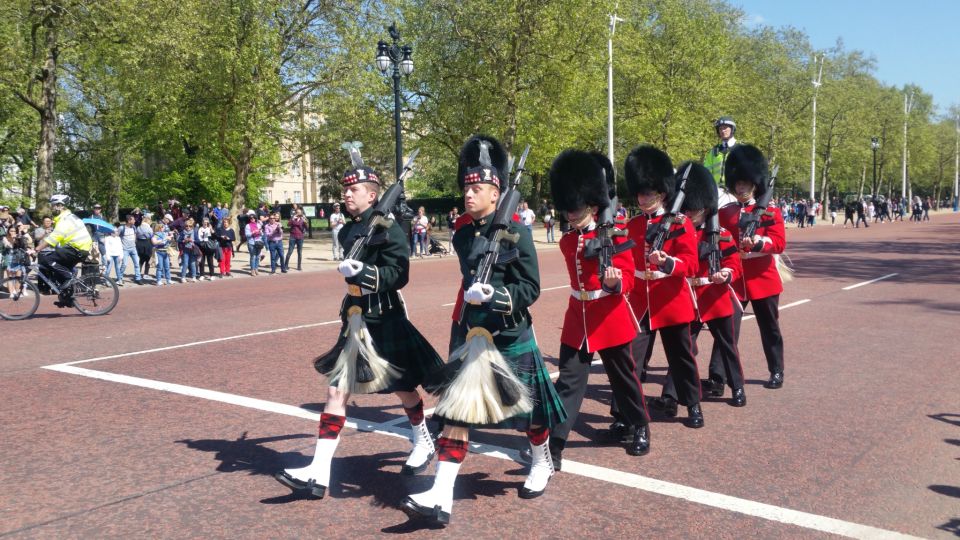 London: Changing of the Guard Walking Tour - Meeting Location