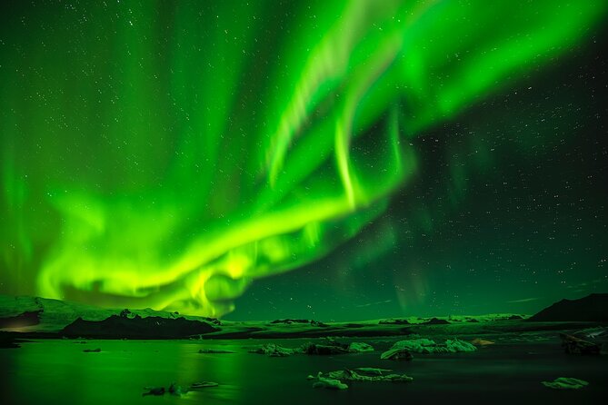 Northern Lights Tour With Icelandic Snacks and Hot Chocolate - Northern Lights Phenomenon Introduced