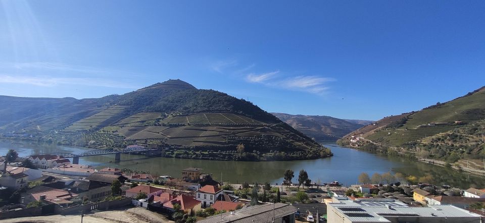 Pinhão: Douro Valley With Wine Tasting, Boat Trip and Lunch - Savor a Delicious Lunch