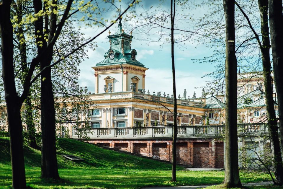 Warsaw: Private Exclusive History Tour With a Local Expert - Exploring Iconic Landmarks