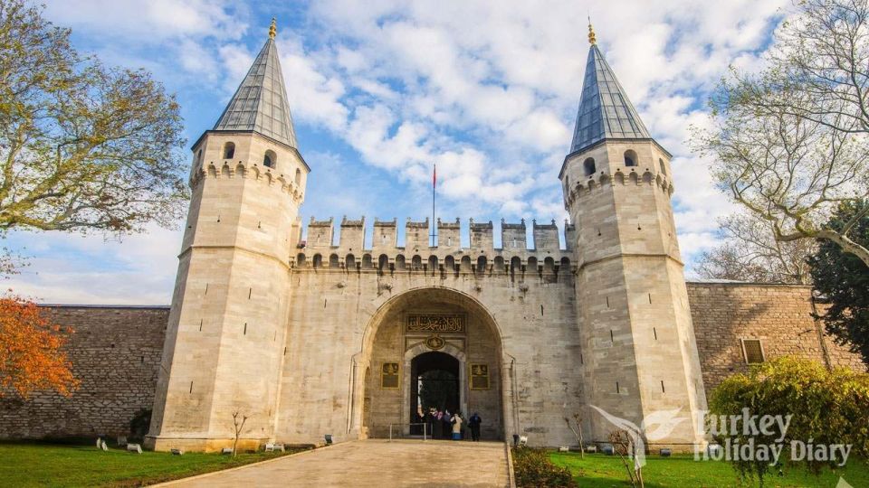 Istanbul: Old City Tour and Luxury Sunset Bosphorus Cruise - Exploring the Grand Bazaar