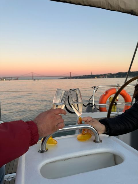 Lisbon: Romantic Sunset Cruise With Wine & Portuguese Tapas - Meeting Point Location