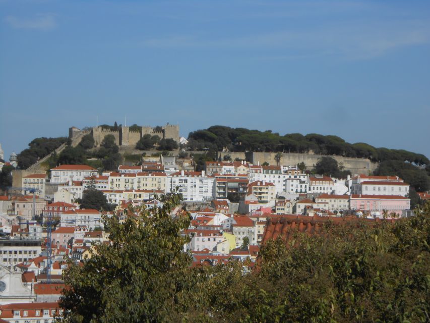 Lisbon Self-Guided Walking Tour and Scavenger Hunt - Scavenger Hunt Features