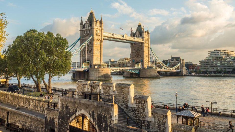 London: Express Walk With a Local in 90 Minutes - Discover Historic Landmarks