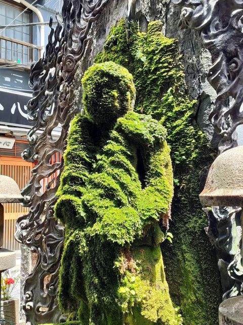 Osaka: Guided Walking Tour to Castle, Shinsekai, & Dotonbori - Guide and Customer Experience