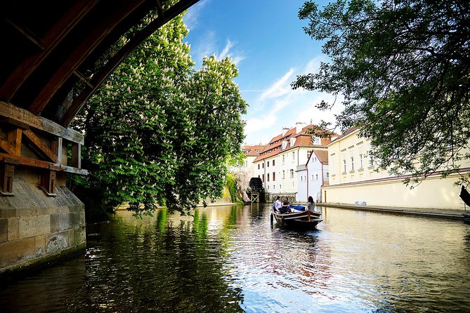 Prague Devils Channel Cruise on Vltava River With Commentary - Accessibility and Traveler Capacity